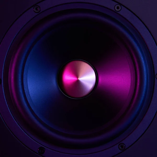 Karanlık Arka Planda Neon Işıkları Olan Bir Hoparlör Müzik Dinlemeye — Stok fotoğraf