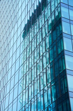 Modern ofis cam cephe binası. Gökdelen dış görünüş. Mimarlık ayrıntıları.