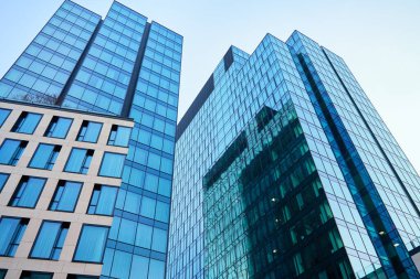 Polonya, Varşova 'daki modern ofis binası. Gökdelenler şehrin ön cephesinde. İş merkezi dış görünüş