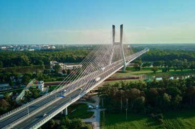 Wroclaw, Polonya 'daki Odra nehri üzerindeki Redzinski köprüsünün insansız hava aracı görüntüsü. Büyük kablo, Avrupa 'da araba trafiği ve kuş bakışı manzaralı köprü vazifesi gördü. Ulaşım altyapısı ve lojistik