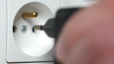 El siyah fişi elektrik prizine bağlar. Elektronik aygıtı elektrik ağına bağlıyorum