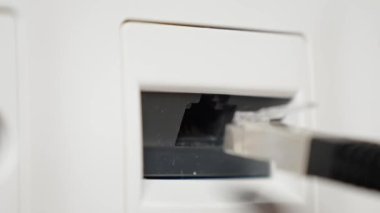 Ethernet RJ45 kablosunu prize bağlıyor. İnternete bağlanmak için kablo bağlanıyor, görüntüyü kapat