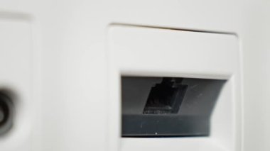 Ethernet RJ45 kablosunu prize bağlıyor. İnternete bağlanmak için kablo bağlanıyor, görüntüyü kapat