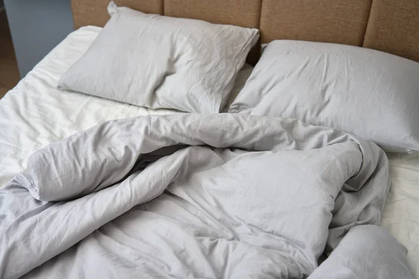 寝た後に作られなかったベッド ベッドルームで枕 毛布としわのあるシートでベッド 朝の家事 — ストック写真