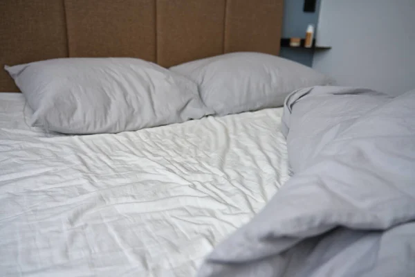 Uyuduktan Sonra Düzeltilmemiş Yatak Yatak Odasında Yastıklı Battaniyeli Buruşuk Çarşaflı — Stok fotoğraf