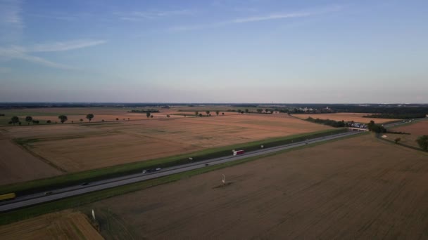 Autós Közúti Forgalom Vidéken Mezőgazdasági Területek Naplementekor Légi Kilátás — Stock videók