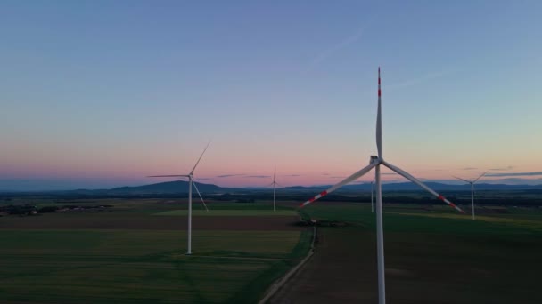 Widok Lotu Ptaka Generatora Turbin Wiatrowych Piękne Niebo Zachody Słońca — Wideo stockowe