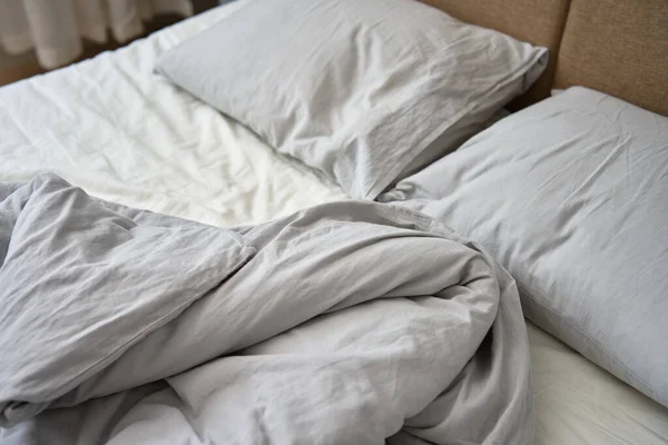 Незаправленная Кровать После Сна Смятая Кровать Подушками Одеялом Измятыми Простынями — стоковое фото