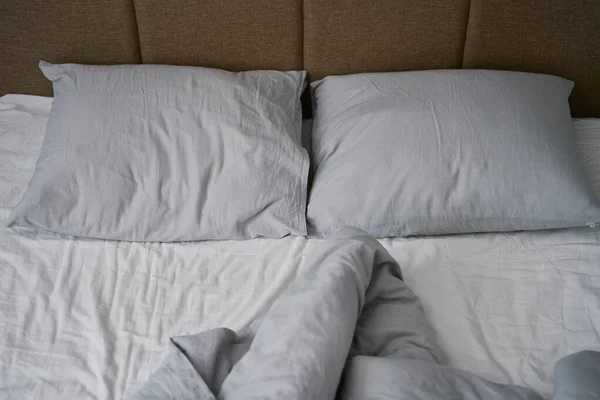 Uyuduktan Sonra Düzeltilmemiş Yatak Yatak Odasında Yastıklı Battaniyeli Buruşuk Çarşaflı — Stok fotoğraf
