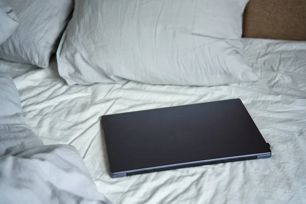 Otwarty Laptop Niepościelonym Łóżku Poduszkami Pogniecionymi Prześcieradłami Wygodne Miejsce Pracy — Zdjęcie stockowe