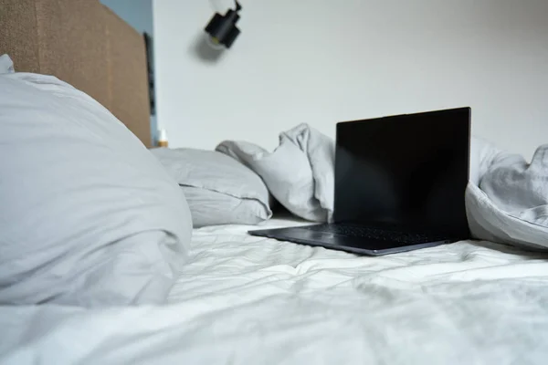 Laptop Aberto Cama Não Feita Com Travesseiros Lençóis Amassados Manhã — Fotografia de Stock