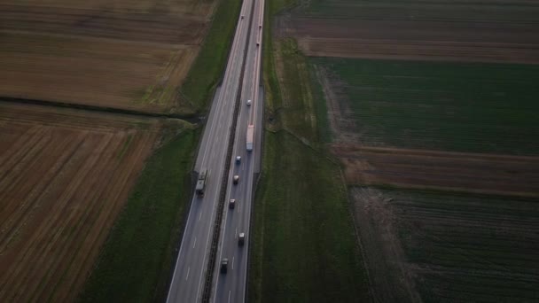 Autostrada Ruchu Samochodowego Wśród Wsi Pól Uprawnych Zachodzie Słońca Widok — Wideo stockowe