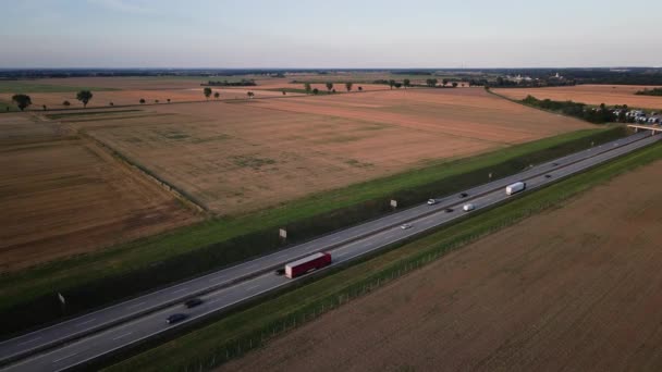 Autós Közúti Forgalom Vidéken Mezőgazdasági Területek Naplementekor Légi Kilátás — Stock videók