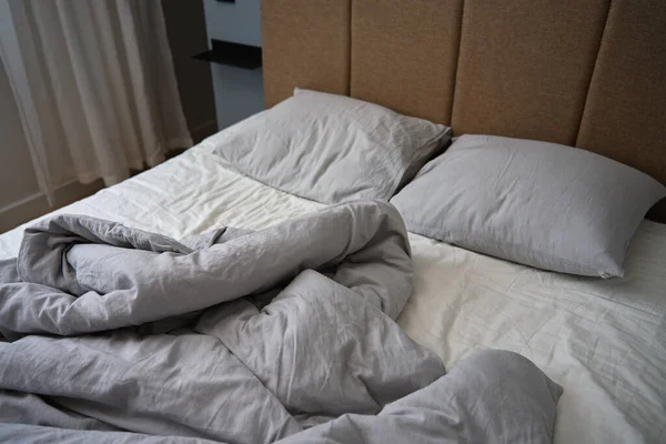 睡后未铺床 折叠床 卧室里有枕头 毛毯和皱折的床单 上午的家务活 — 图库照片