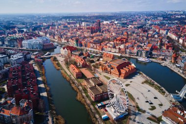 Polonya 'daki Gdansk şehrinin havadan görüntüsü. Avrupa 'nın eski kentinde tarihi bir merkez. Modern Avrupa kentinin panoramik görüntüsü