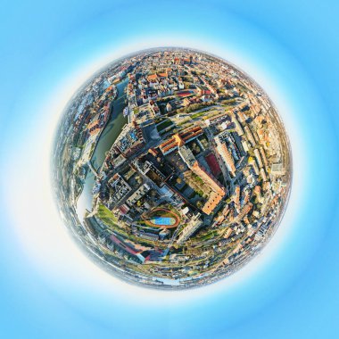 Polonya 'daki Gdansk şehrinin hava manzarası, küçük bir uçak panoraması. Avrupa 'nın eski kentinde tarihi bir merkez. Modern Avrupa kentinin panoramik görüntüsü