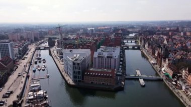 Polonya 'daki Gdansk şehrinin havadan görüntüsü. Avrupa 'nın eski kentinde tarihi bir merkez. Modern Avrupa kentinin panoramik görüntüsü