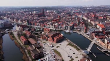 Polonya 'da dönme dolap cazibesiyle Gdansk şehrinin hava manzarası. Avrupa 'nın eski kentinde tarihi bir merkez. Modern Avrupa kentinin panoramik görüntüsü