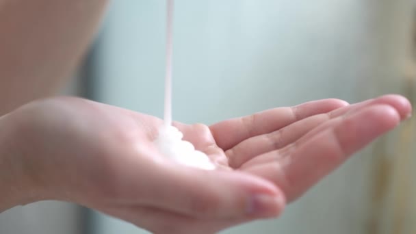 Despejando Xampu Garrafa Mão Feminina Banheiro Conceito Higiene — Vídeo de Stock