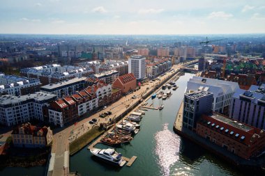 Polonya 'nın Motlaca Nehri manzaralı Gdansk şehri. Avrupa 'nın eski kentinde tarihi merkez, hava manzaralı. Modern Avrupa şehrinin panoramik silueti