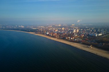 Deniz kıyısında Gdansk şehri manzaralı, hava manzaralı. Polonya 'da Baltık Denizi. Deniz sahili kıyı şeridi olan güzel doğal manzara