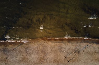 Deniz dalgalı kumsal, manzaralı. Baltık denizi ve kumsal manzaralı güzel kıyı şeridi.