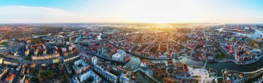 Polonya 'daki Gdansk şehrinin havadan görüntüsü. Avrupa 'nın eski kentinde tarihi bir merkez. Modern Avrupa kentinin panoramik görüntüsü
