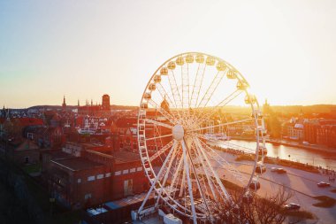 Polonya 'nın Gdansk şehrindeki dönme dolabın havadan görünüşü. Avrupa kentinde turistik mekanların panoramik manzarası