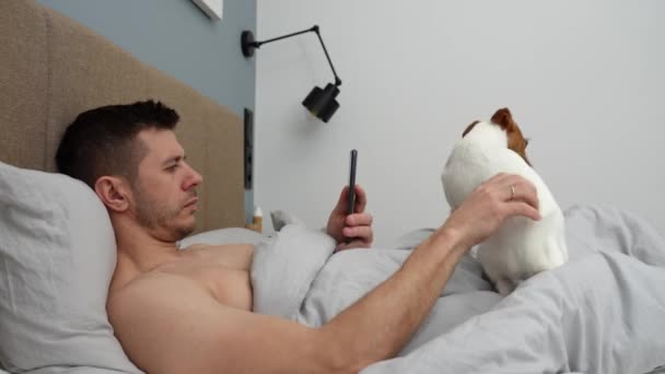 Köpekli Bir Adam Yatakta Uyuyor Evcil Hayvan Sevgisi Evcil Hayvanla — Stok video