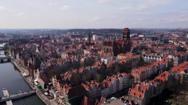 Polonya 'daki Gdansk şehrinin havadan görüntüsü. Avrupa 'nın eski kentinde tarihi bir merkez. Modern Avrupa kentinin panoramik görüntüsü