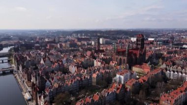 Polonya 'daki Gdansk şehrinin havadan görüntüsü. Avrupa 'nın eski kentinde tarihi bir merkez. Modern Avrupa kentinin panoramik görüntüsü