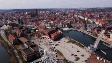 Polonya 'nın Gdansk şehrindeki dönme dolabın havadan görünüşü. Avrupa kentinde turistik mekanların panoramik manzarası