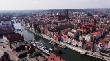 Polonya 'nın Motlaca Nehri manzaralı Gdansk şehri. Avrupa 'nın eski kentinde tarihi merkez, hava manzaralı. Modern Avrupa şehrinin panoramik silueti