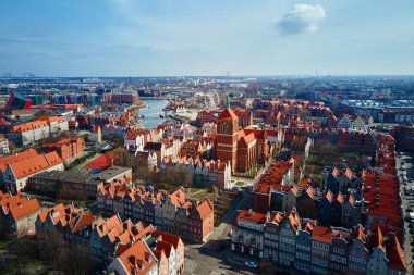 Polonya 'daki Gdansk şehrinin havadan görüntüsü. Avrupa 'nın eski kentinde tarihi bir merkez. Modern Avrupa kentinin panoramik görüntüsü