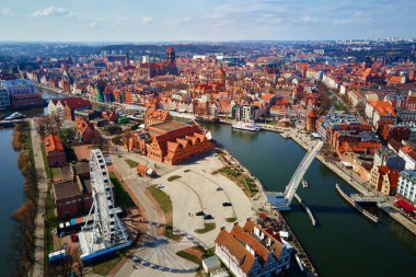 Polonya 'nın Gdansk şehrindeki dönme dolabın havadan görünüşü. Avrupa kentinde turistik mekanların panoramik manzarası