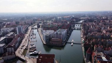 Polonya 'daki Gdansk şehrinin havadan görüntüsü. Avrupa 'nın eski kentinde tarihi bir merkez. Modern Avrupa kentinin panoramik görüntüsü