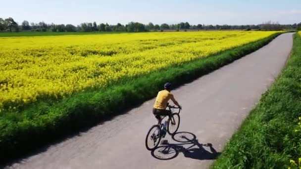 Allenamento Ciclistico Bicicletta Uomo Sportivo Indossa Uniforme Ciclismo Casco Bicicletta — Video Stock