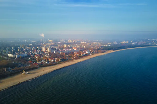 可以看到格但斯克市的海岸 可以看到空中风景 波兰的波罗的海 美丽的自然景观和海滨海岸线 — 图库照片