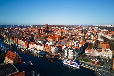 Polonya 'daki Gdansk şehrinin havadan görüntüsü. Avrupa 'nın eski kentinde tarihi bir merkez. Modern Avrupa kentinin panoramik görüntüsü