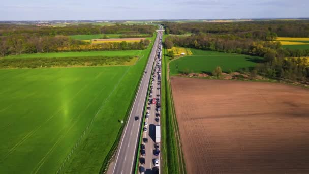 波兰A4高速公路因事故造成交通堵塞 汽车和卡车在公路上停了下来 消防车在其中行驶 从空中俯瞰 — 图库视频影像