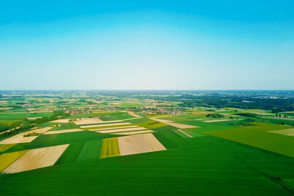 Tarımsal tarlaları olan kırsal alan manzarası. Panoramik manzara