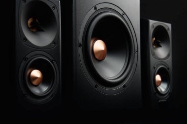 Multimedya ses hoparlörleri. İki uydusu olan ses sistemi ve koyu arkaplanda subwoofer. Müzik dinlemek için müzik sistemi