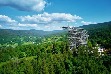 Polonya, Sweradow Zdroj 'daki Sky Walk gözlem kulesi. Anıtların turistik ilgi odağı, hava manzarası. Yeşil ormanlı panoramik doğa manzarası
