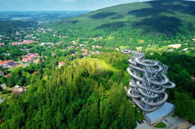 Polonya, Sweradow Zdroj 'daki Sky Walk gözlem kulesi. Anıtların turistik ilgi odağı, hava manzarası. Yeşil ormanlı panoramik doğa manzarası