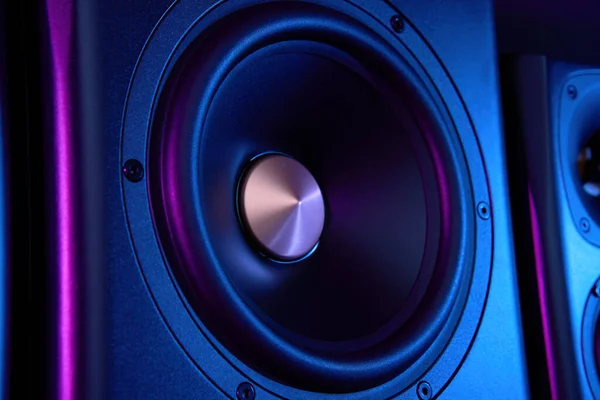 Multimedialer Akustischer Lautsprecher Mit Neonbeleuchtung Soundsystem Auf Dunklem Hintergrund — Stockfoto