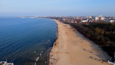 Deniz kıyısında Gdansk şehri manzaralı, hava manzaralı. Polonya 'da Baltık Denizi. Deniz sahili kıyı şeridi olan güzel doğal manzara
