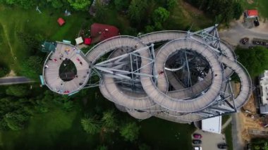 Polonya, Sweradow Zdroj 'daki Sky Walk gözlem kulesi. Anıtların turistik ilgi odağı, hava manzarası. Yeşil ormanlı panoramik doğa manzarası