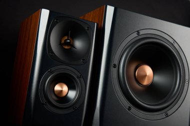 Multimedya ses hoparlörleri. Koyu arkaplanda ses sistemi var. Müzik dinlemek için müzik sistemi