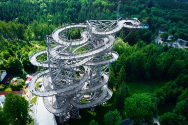 Polonya, Sweradow Zdroj 'daki Sky Walk gözlem kulesi. Anıtların turistik ilgi odağı, hava manzarası. Yeşil ormanlı panoramik doğa manzarası