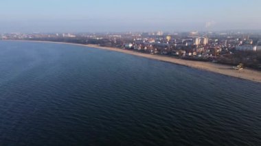 Deniz kıyısında Gdansk şehri manzaralı, hava manzaralı. Polonya 'da Baltık Denizi. Deniz sahili kıyı şeridi olan güzel doğal manzara